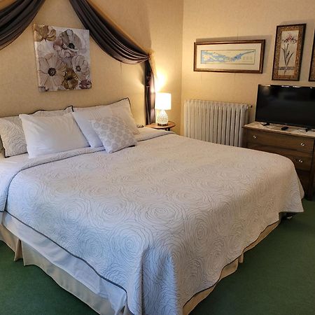 Ruby Manor Bed & Breakfast Ґананокве Екстер'єр фото