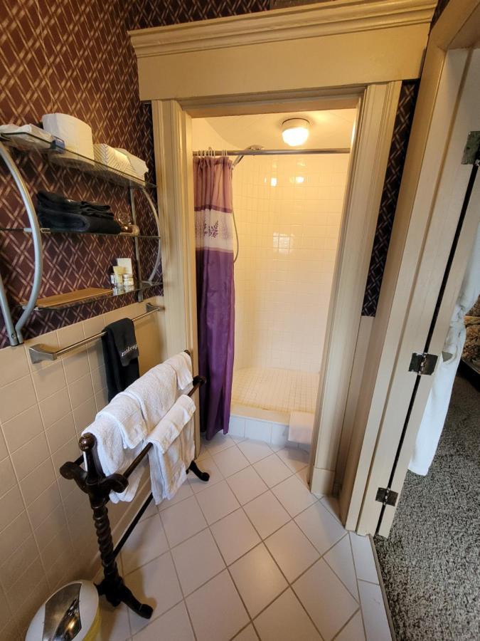 Ruby Manor Bed & Breakfast Ґананокве Екстер'єр фото