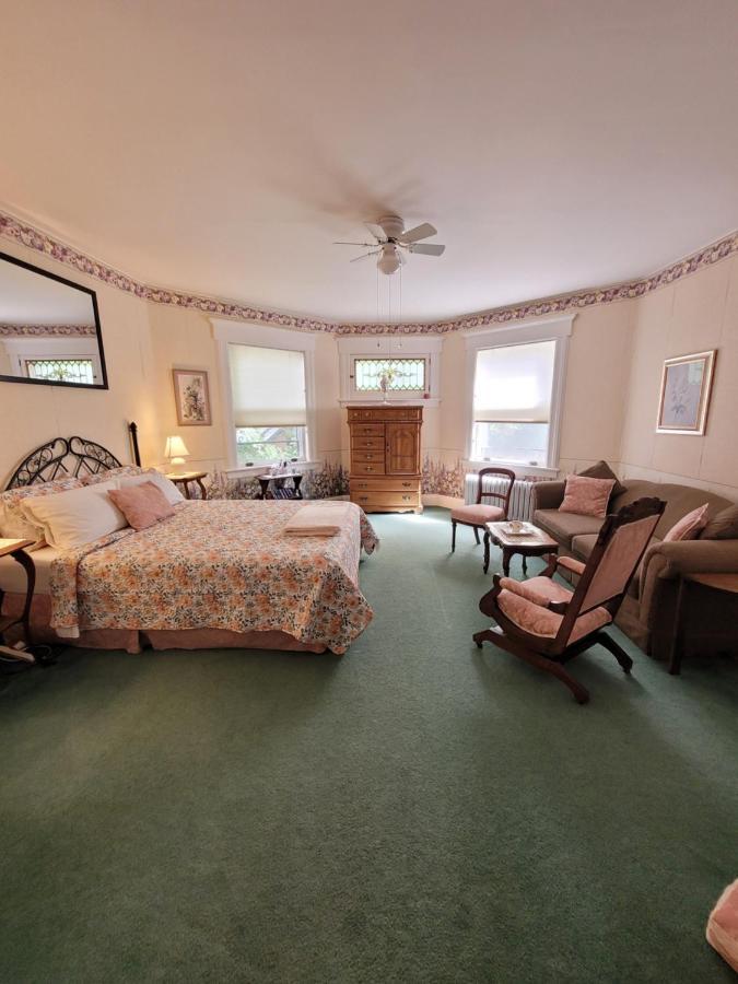 Ruby Manor Bed & Breakfast Ґананокве Екстер'єр фото
