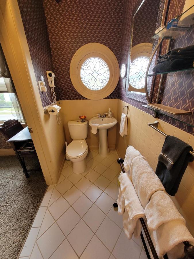 Ruby Manor Bed & Breakfast Ґананокве Екстер'єр фото