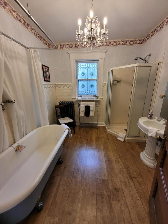 Ruby Manor Bed & Breakfast Ґананокве Екстер'єр фото