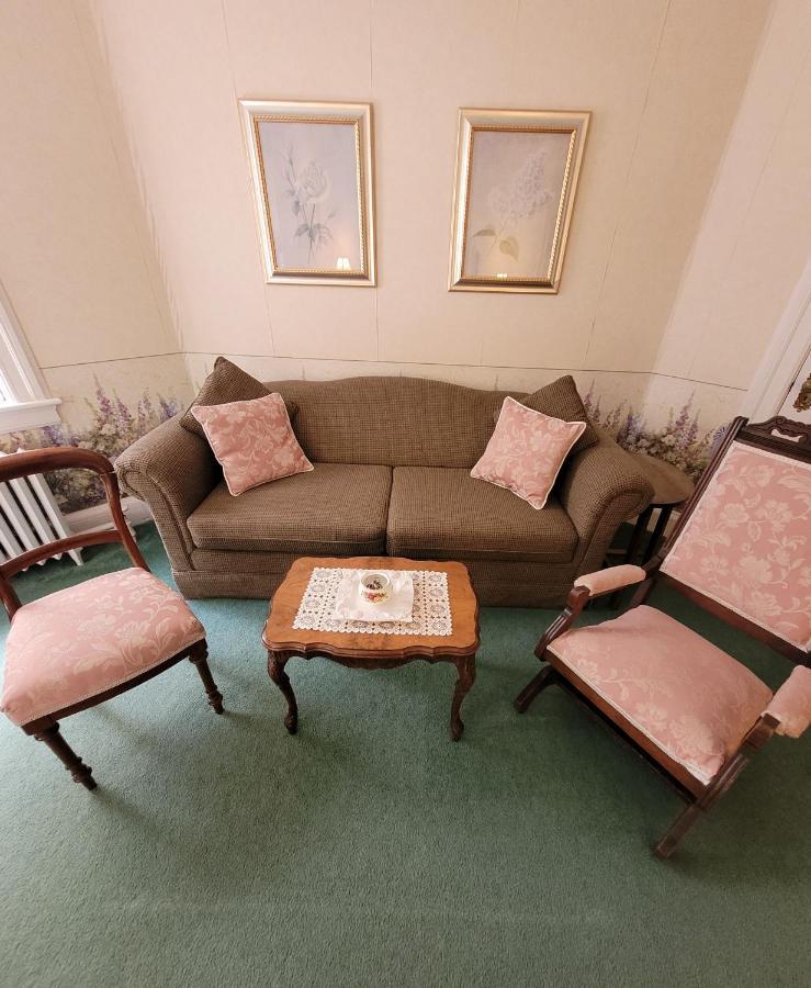 Ruby Manor Bed & Breakfast Ґананокве Екстер'єр фото