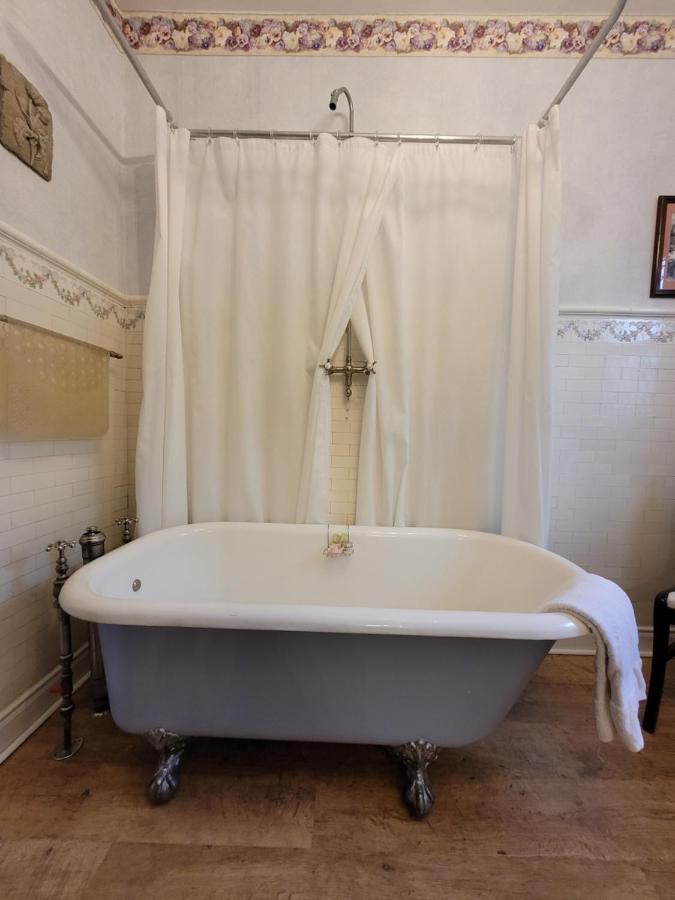 Ruby Manor Bed & Breakfast Ґананокве Екстер'єр фото