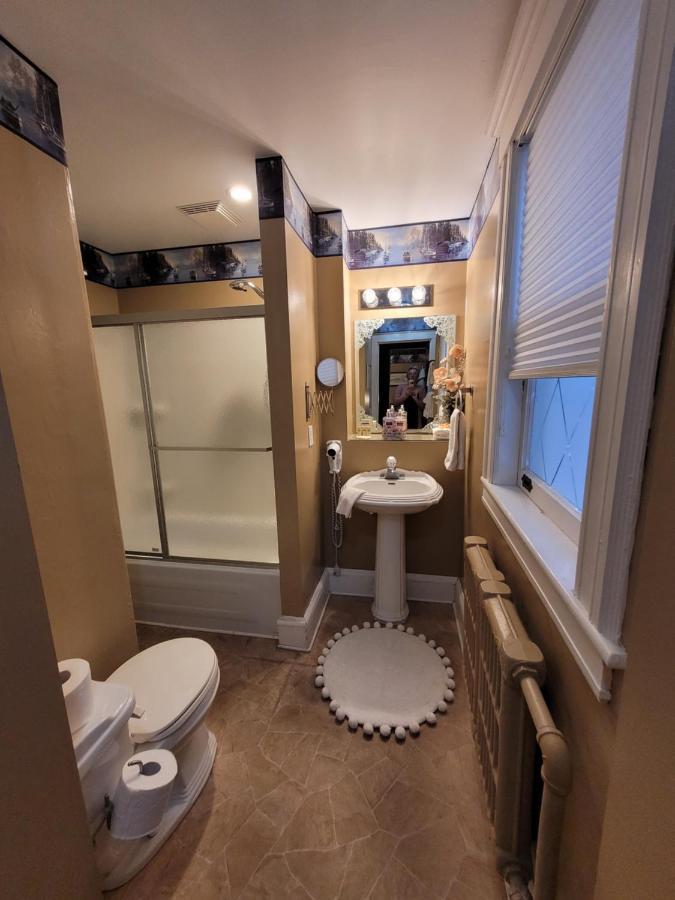 Ruby Manor Bed & Breakfast Ґананокве Екстер'єр фото