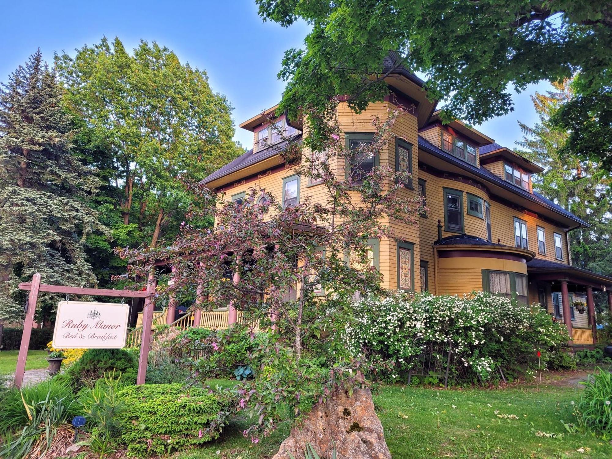 Ruby Manor Bed & Breakfast Ґананокве Екстер'єр фото