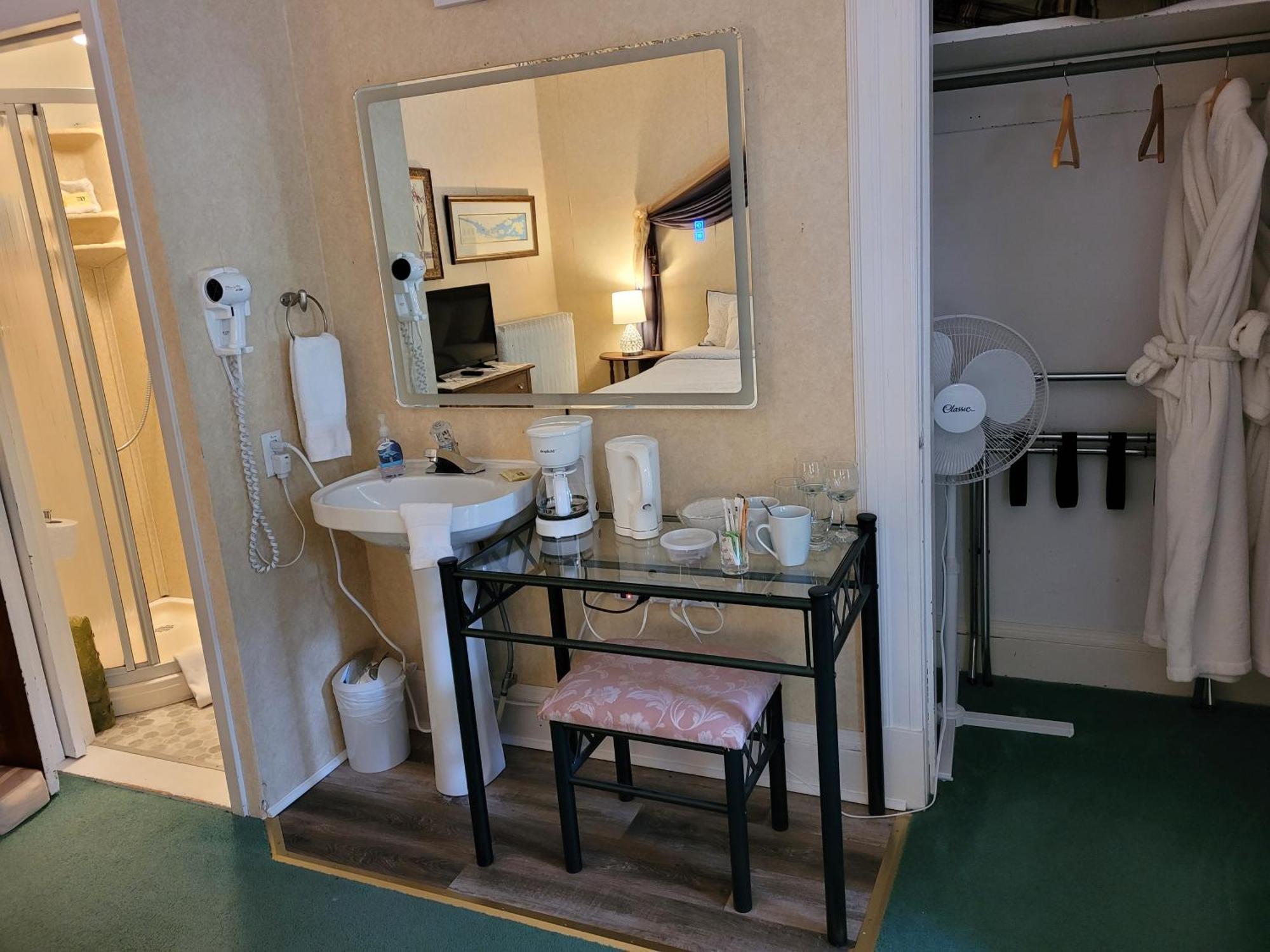 Ruby Manor Bed & Breakfast Ґананокве Екстер'єр фото